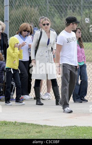 Ava Elizabeth Phillippe, Abbie Cornish et Ryan Phillippe Ryan Phillippe regarde son fils d'un match de baseball avec sa petite amie Banque D'Images