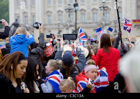 À l'aide d'un apple ipad 2 en vidéo le mariage royal, Londres Uk Banque D'Images