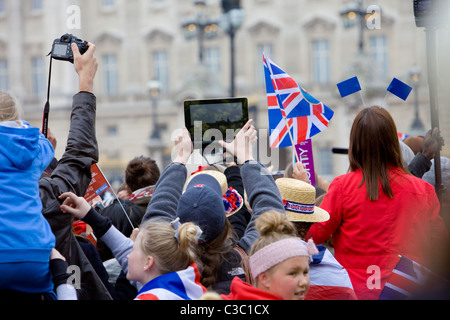 À l'aide d'un apple ipad 2 en vidéo le mariage royal, Londres Uk Banque D'Images