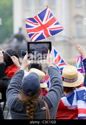 À l'aide d'un apple ipad 2 en vidéo le mariage royal, Londres Uk Banque D'Images