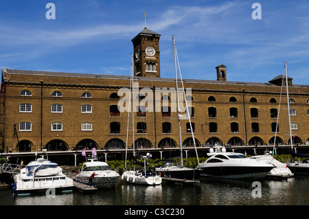 St Katharine's Dock et Marina Apartments, London, England, UK Banque D'Images