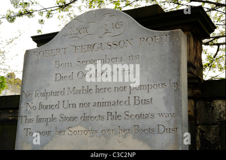 Cimetière de l'Kirk de la Canongate, Édimbourg. Pierre tombale de Robert Fergusson Banque D'Images