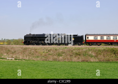 Locomotive à vapeur 'Britannia' tirant les cathédrales Express jusqu'Hatton Bank, Warwickshire, UK Banque D'Images