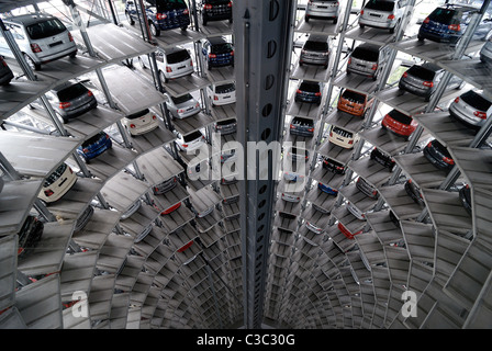 VW - voiture de verre dans les silos, l'Autostadt Wolfsburg, Allemagne Banque D'Images
