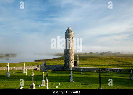 Morning Mist sur Temple Finghin et la rivière Shannon, le monastère de Clonmacnoise, comté d'Offaly en Irlande. Banque D'Images