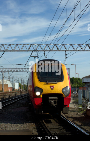 Splattered Cab sur PendolinoTrain vierge à la gare de Carlisle, Cumbria, Angleterre, Royaume-Uni Banque D'Images