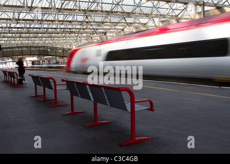 Voyager Pendolino Virgin de la gare de Carlisle, Cumbria - Chemins de Grande-Bretagne, Royaume-Uni Banque D'Images