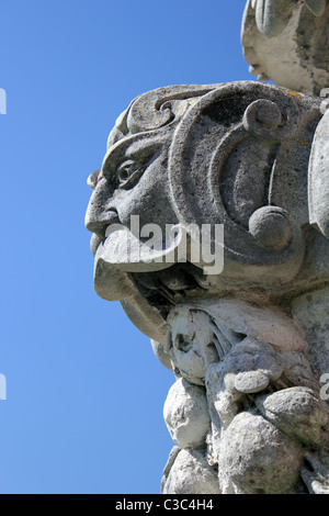 Détail d'une urne de pierres ornementales, montrant un visage grotesque, England, UK Banque D'Images