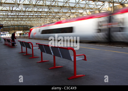 Pendolino Virgin Voyager à la gare de Carlisle, Cumbria - Chemins de Grande-Bretagne, Royaume-Uni Banque D'Images