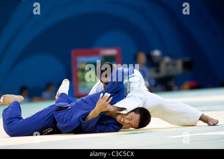 Kichun Wang (KOR) - bleu en compétition contre Leandro Guiheiro (BRA) en Judo 73kg au Jeux Olympiques d'été 2008, Pékin, Chine Banque D'Images