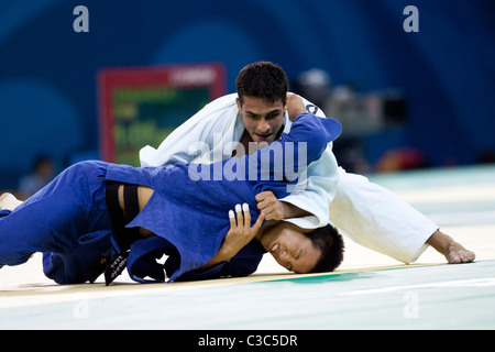 Kichun Wang (KOR) - bleu en compétition contre Leandro Guiheiro (BRA) en Judo 73kg au Jeux Olympiques d'été 2008, Pékin, Chine Banque D'Images