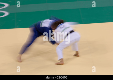 La compétition de judo en action floue au Jeux Olympiques d'été de 2008, Pékin, Chine Banque D'Images