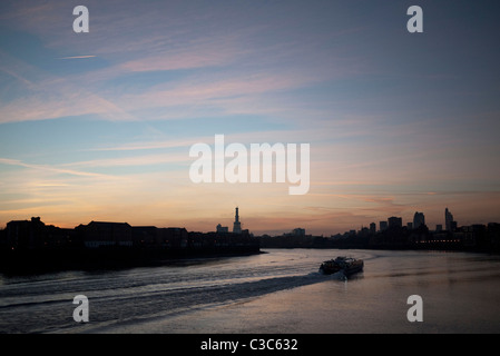 Voyages en bateau au coucher du soleil le long de la Tamise à Londres. Banque D'Images