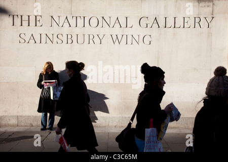 Les gens à pied par le Sainsbury Wing de la National Gallery, Londres. Banque D'Images