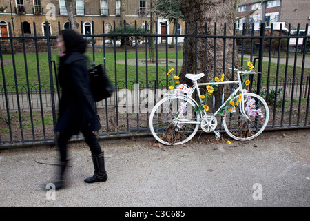 Ghost vélo avec des fleurs fraîches dans l'Est de Londres. Un fantôme à vélo ou ghostcycle est un vélo mis en place comme un mémorial. Banque D'Images