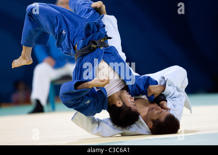 Dashdavaa Gantumur (MGL) -en compétition contre Yusuke Kanamaru blanc(JPN) en Judo 73kg aux Jeux Olympiques de 2008 Banque D'Images