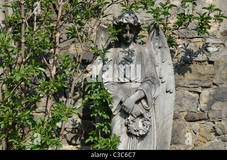 Statue d'un Ange tenant une couronne dans le cimetière de Dean à Édimbourg en Écosse. Banque D'Images