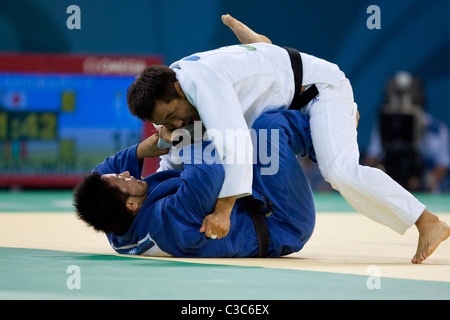 Dashdavaa Gantumur (MGL) -en compétition contre Yusuke Kanamaru blanc(JPN) en Judo 73kg à l'olympique 2008 Banque D'Images