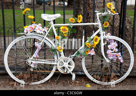 Ghost vélo avec des fleurs fraîches dans l'Est de Londres. Un fantôme à vélo ou ghostcycle est un vélo mis en place comme un mémorial. Banque D'Images