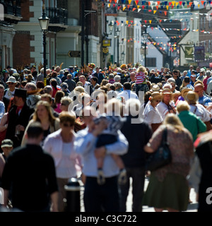 Une foule de gens au festival de la brucelles de Rochester, dans le Kent, au Royaume-Uni. Banque D'Images