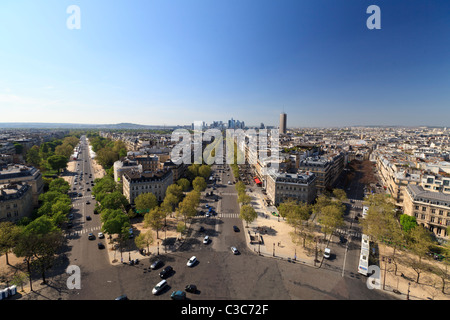 L'avenue menant à la Grande Arche de la Défense depuis le sommet de l'Arc de Triomphe, Paris Banque D'Images