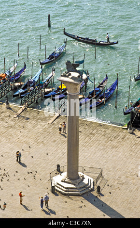 Vue sur gondole ou bien en gondole à la Piazza di San Marco Venezia Veneto Italia Banque D'Images