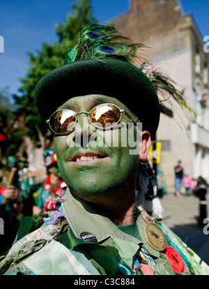 Un danseur de Morris Morris Dragon vert aux socs Festival Banque D'Images