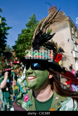 Un danseur de Morris Morris Dragon vert aux socs Festival Banque D'Images