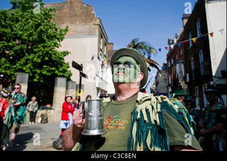 Un danseur de Morris Morris Dragon vert aux socs Festival Banque D'Images