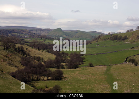 La vallée de la rivière Dove à Pilsbury près de Longnor à vers Parkhouse Hill Hill Chrome et Hollins Hill Derbyshire Banque D'Images