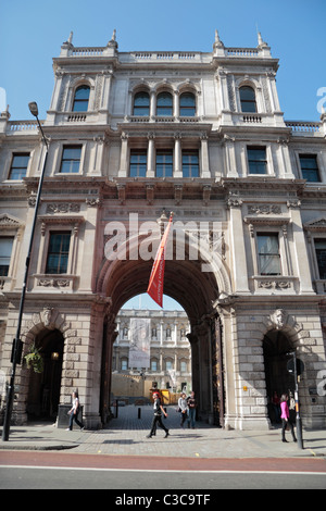 Entrée principale l'arche à la Royal Academy of Arts Public Art Gallery de Londres, Piccadilly, Londres, Royaume-Uni. Banque D'Images