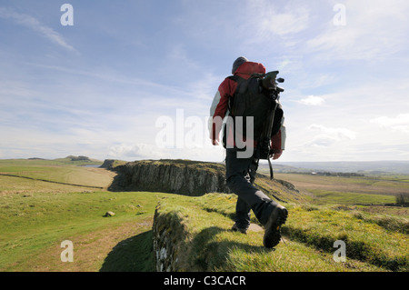 Mur d'Hadrien (Roman) près de Steel Rigg et une fois brassé la marche vers l'Est en direction de Fort romain de Housesteads, Northumberland, England, UK Banque D'Images