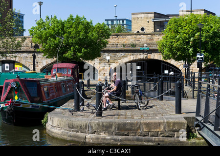 Cycists reposant par les bateaux à Victoria Quays, Sheffield, South Yorkshire, UK Banque D'Images