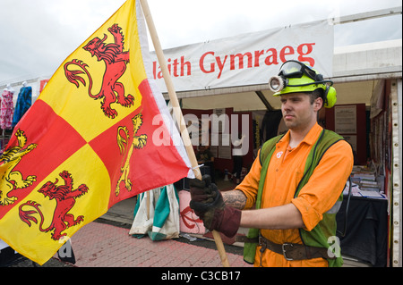 Mineur de charbon avec pavillon d'Owain Glyndwr en dehors de la société de la langue galloise au National Eisteddfod 2010 Ebbw Vale Banque D'Images