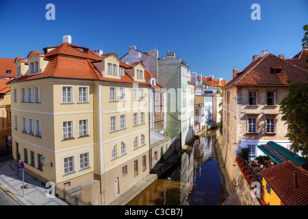 Dans la rivière Certovka vieux centre de Prague. Banque D'Images