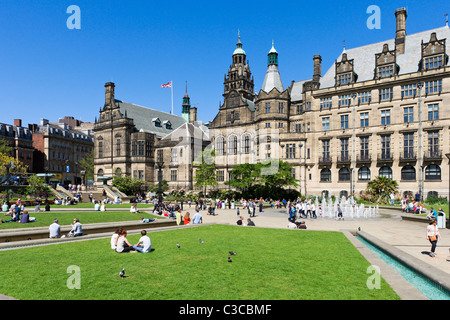 Les Jardins de la paix en face de l'hôtel de ville dans le centre-ville, Sheffield, South Yorkshire, UK Banque D'Images