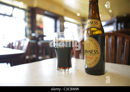 Guinness dans un bar à Hotton pendant le rallye international Honda Goldwing, Belgique Banque D'Images