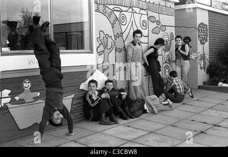 Enfants Adolescents traîner autour de Sutton Hill en septembre 1978 PHOTO PAR DAVID BAGNALL Banque D'Images