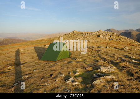 Camping sauvage sur le sommet de la haute falaise de Lake District Banque D'Images