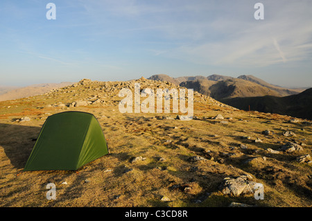 Camping sauvage sur le sommet de la haute falaise de Lake District Banque D'Images