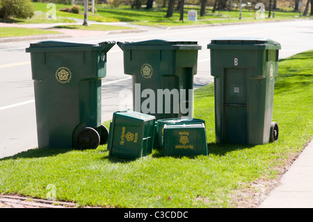 Poubelles sur rue. Banque D'Images