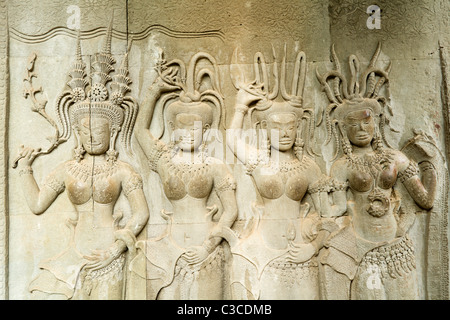 Bas-relief représentant quatre Apsaras (nymphes célestes) avec des coiffures élaborées à Angkor Wat. Banque D'Images