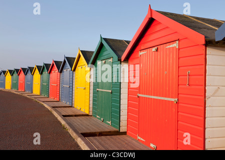 Arc de cabines de plage aux couleurs vives à Dawlish Warren, Devon Banque D'Images