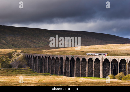 Sur le train s'installer à Carlisle railway crossing le viaduc de Ribblehead Banque D'Images