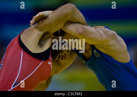 Mikke Zadick (USA)-L, Vasyl Fedoryshyn concurrents (UKR) dans l1/8 finale de la lutte libre à l'événement 2008 Olym Banque D'Images