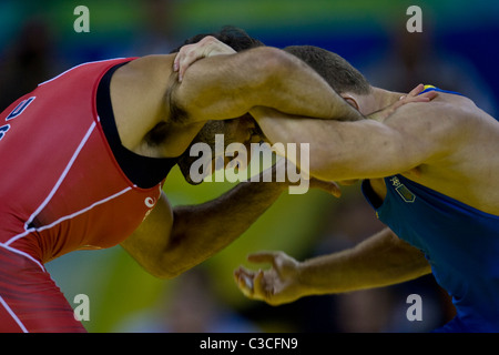 Mikke Zadick (USA)-L, Vasyl Fedoryshyn concurrents (UKR) dans l1/8 finale de la lutte libre à l'événement 2008 Olym Banque D'Images