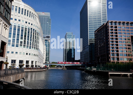 Vue sur Canary Wharf au milieu du quai et bâtiments de bureaux, London, England, UK Banque D'Images