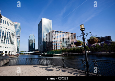 Vue sur Canary Wharf, dock et bâtiments, London, England, UK Banque D'Images