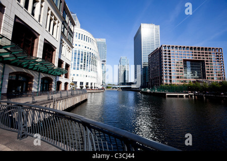 Vue sur Canary Wharf au milieu du quai et bâtiments de bureaux, London, England, UK Banque D'Images