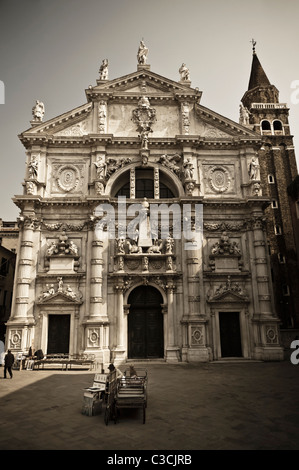 Un vendeur de rue en face de la peinture d'une vieille église à Venise, Italie Banque D'Images